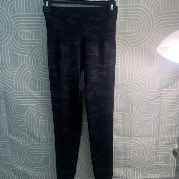 SPANX Look At Me Now Leggings | Black Camo | Medium | NWT - Picture 5 of 7